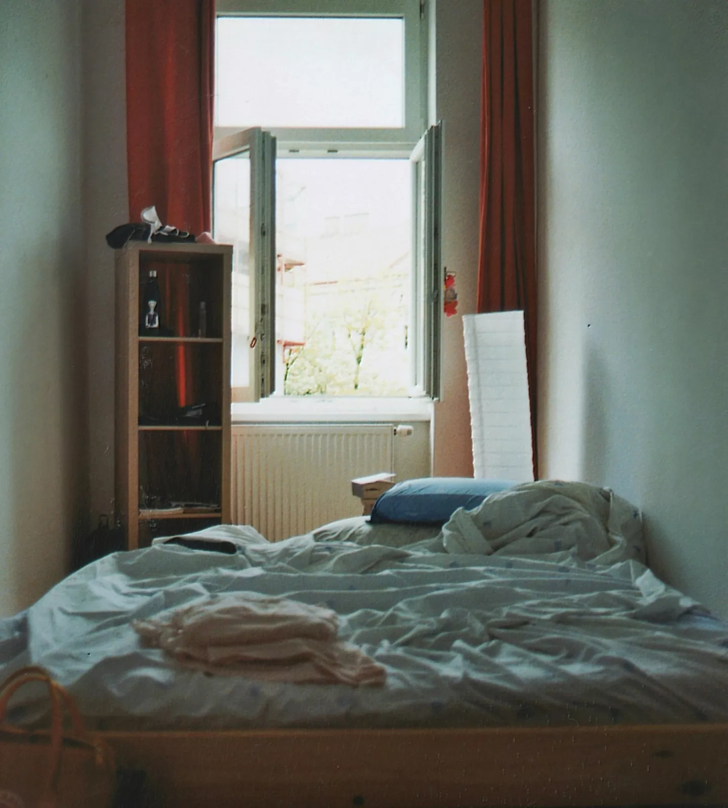 Lit défait dans une chambre