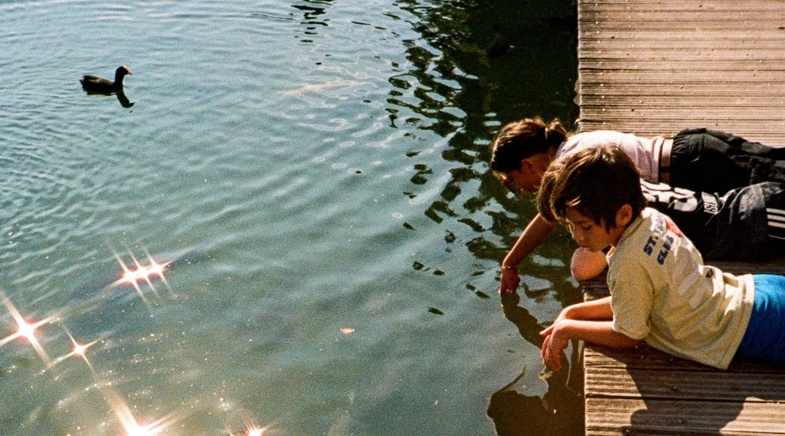Deux enfants jouant au bord d