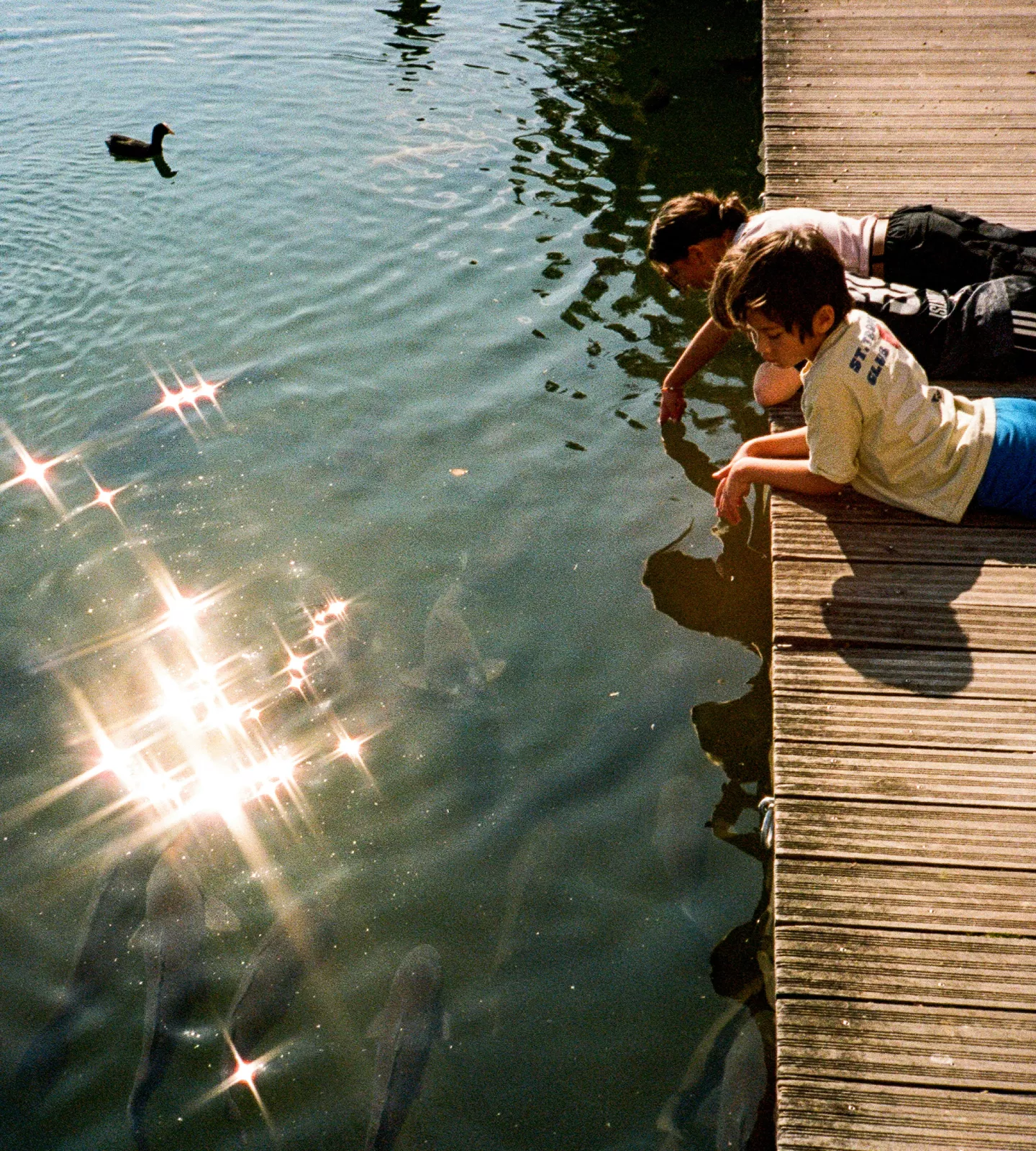 Deux enfants jouant au bord d