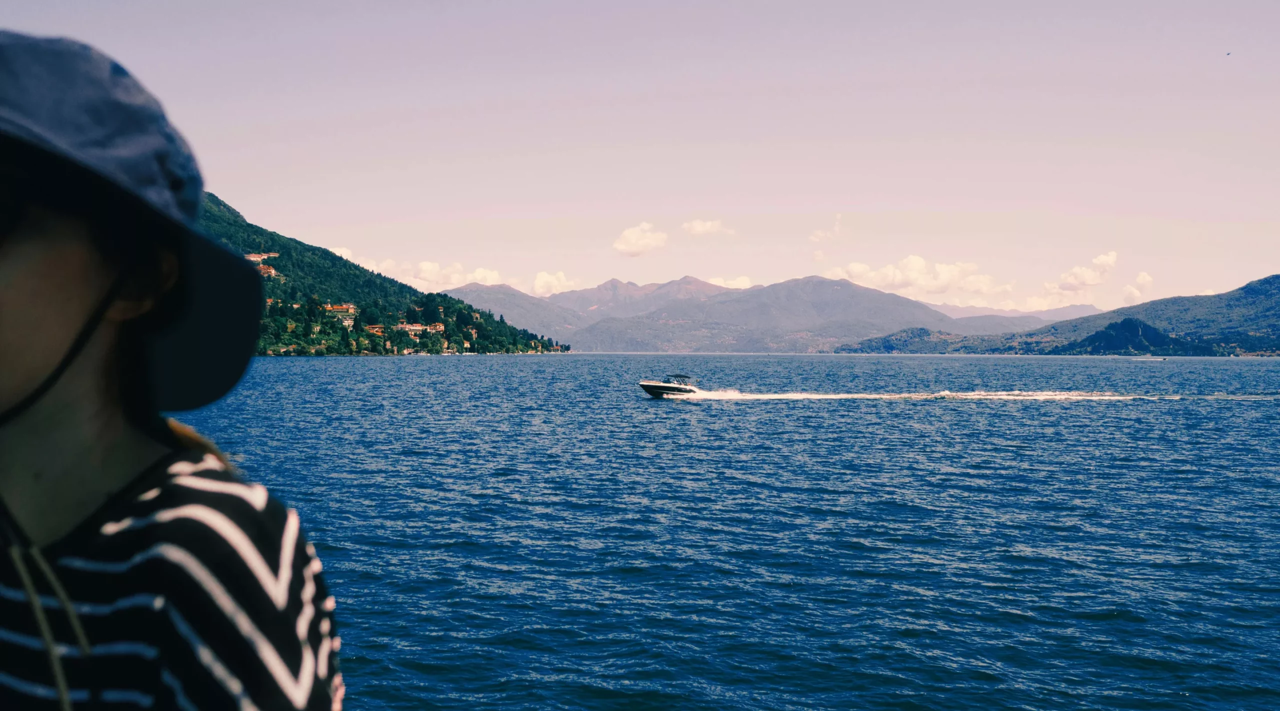 Femme dans un bateau profitant d
