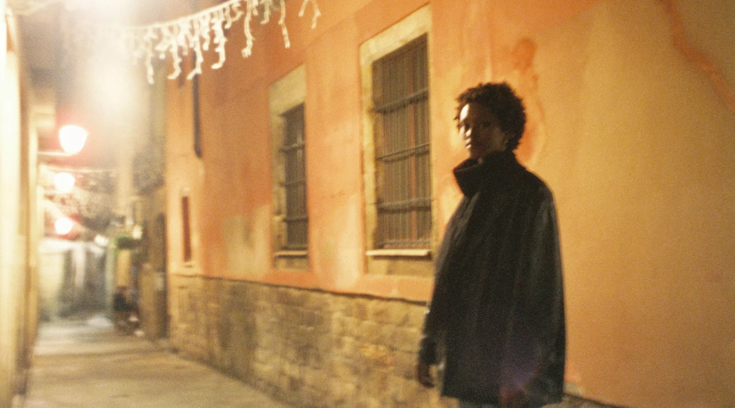 Femme seule dans une ruelle éclairée