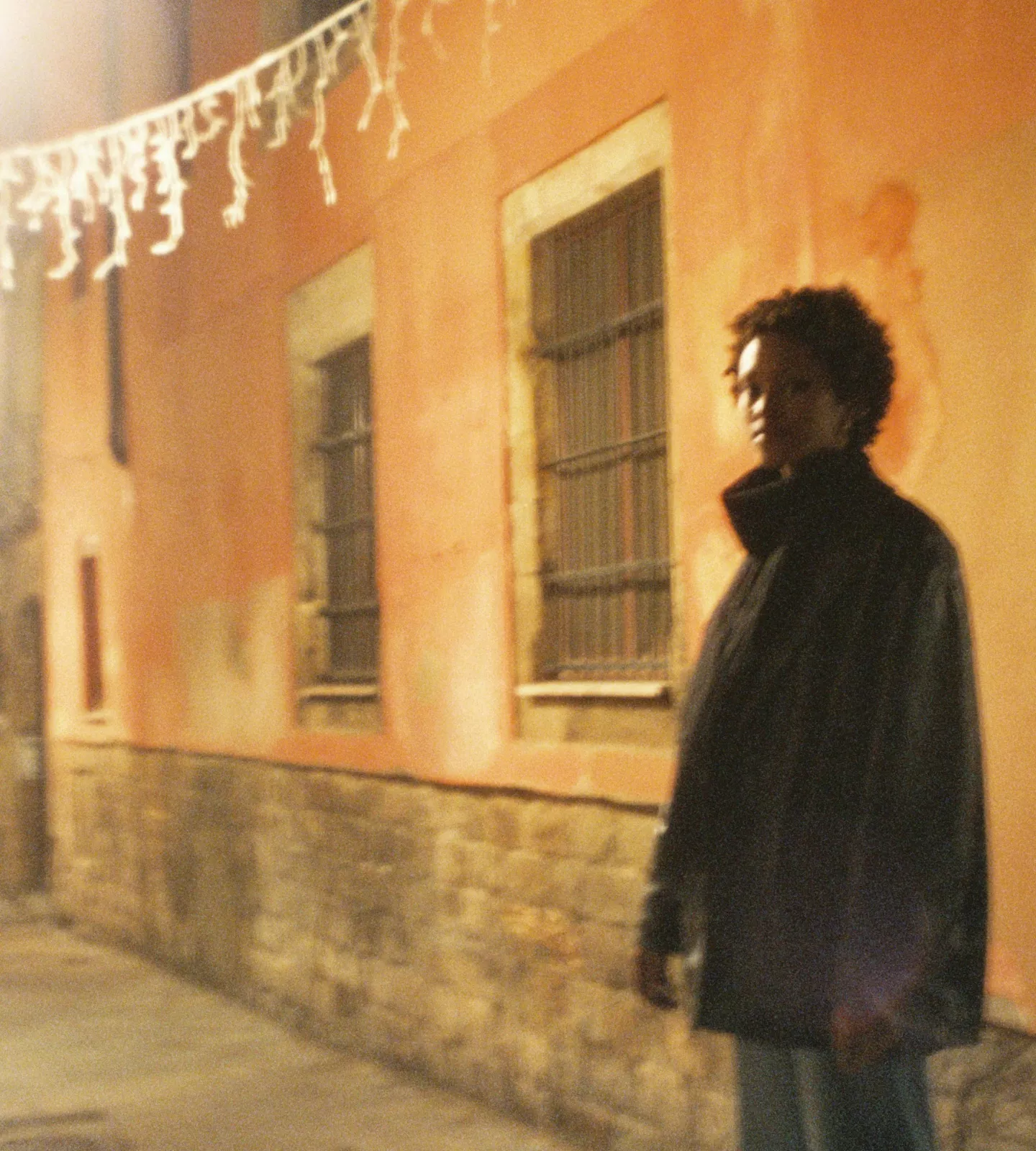 Femme seule dans une ruelle éclairée