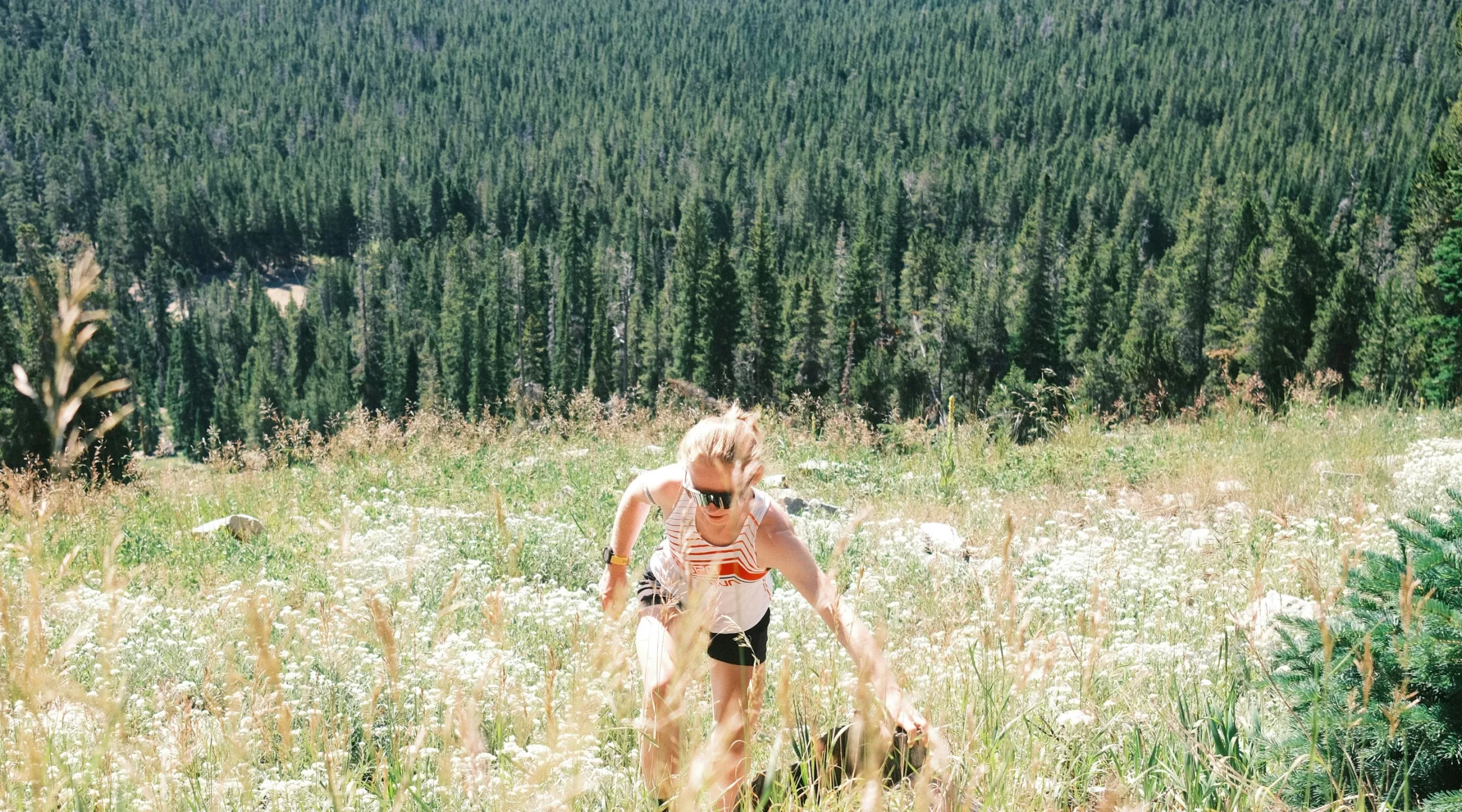 Femme grimpant dans la montagne