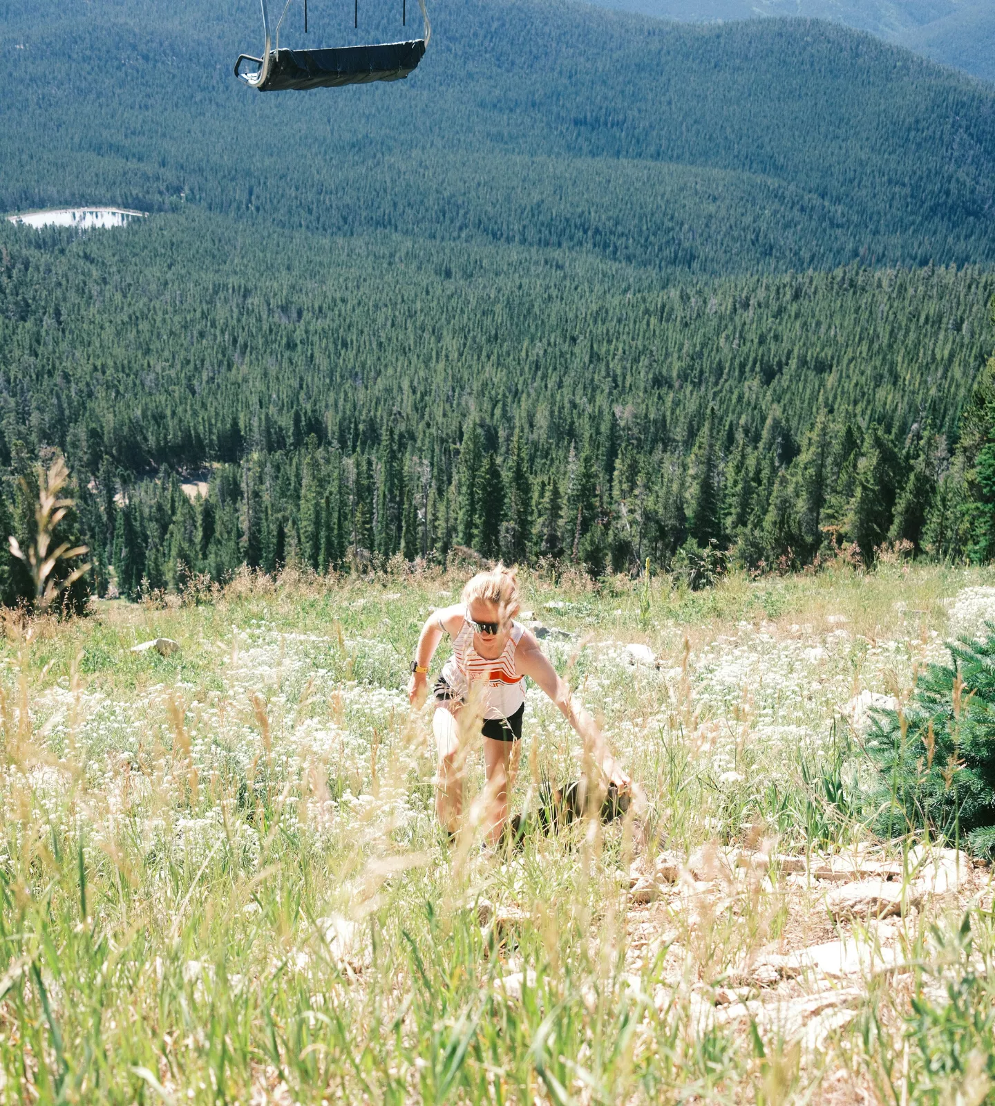 Femme grimpant dans la montagne