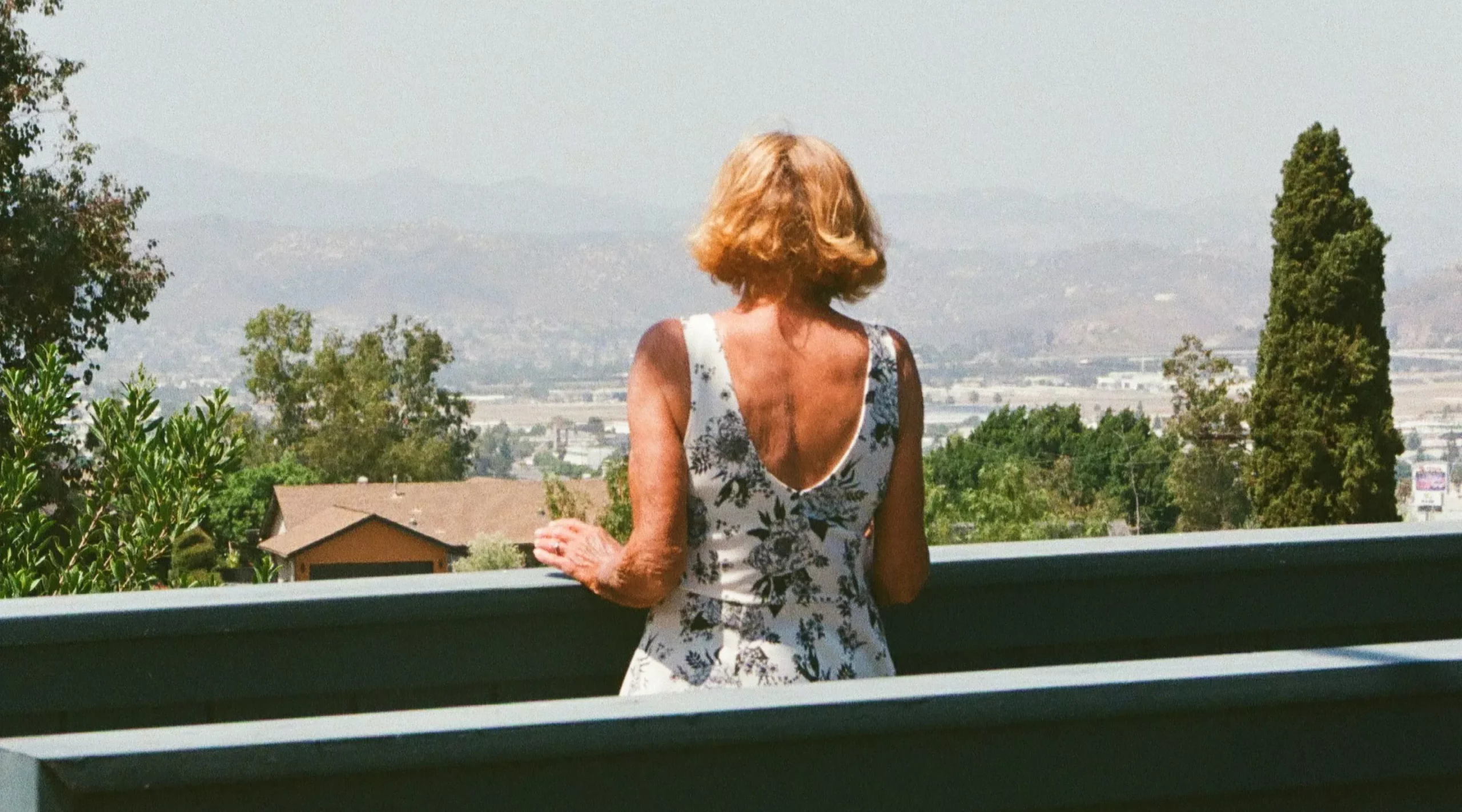 Femme de dos regardant le paysage