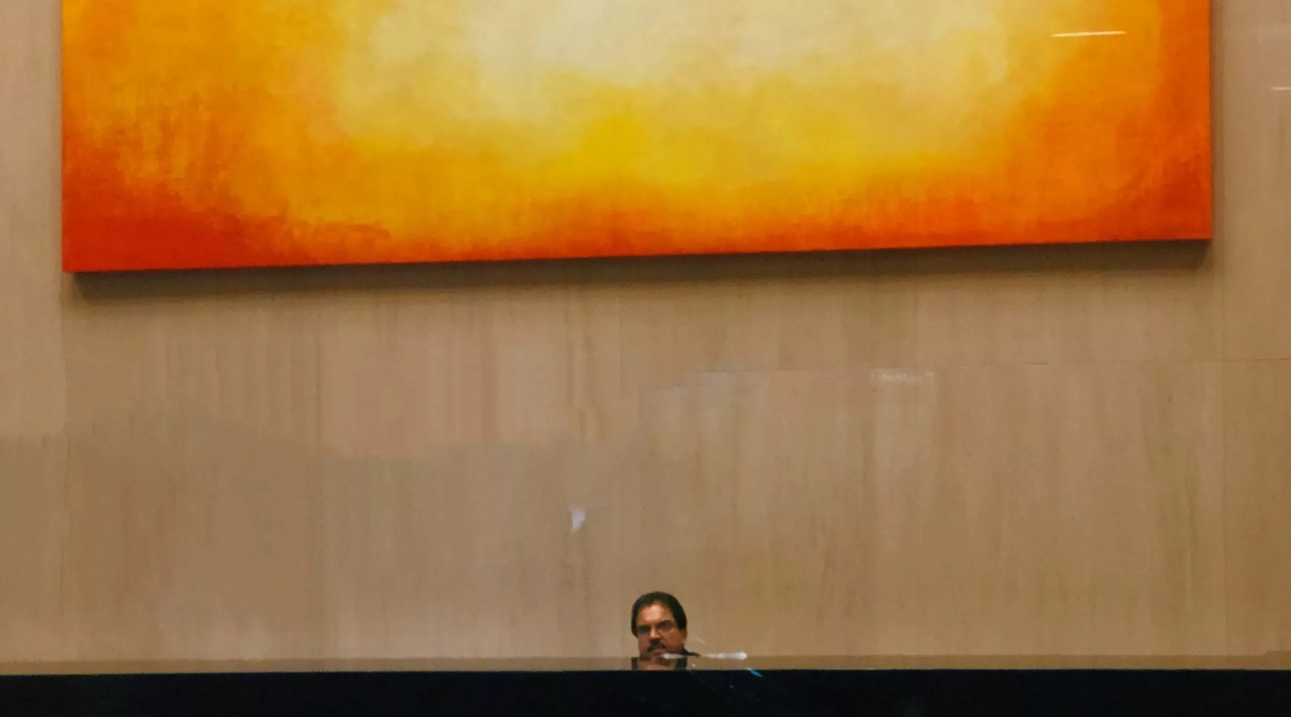 Homme assis derrière le comptoir d