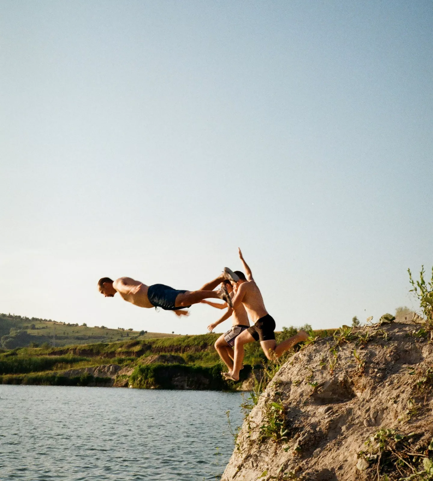 Trois hommes sautant d