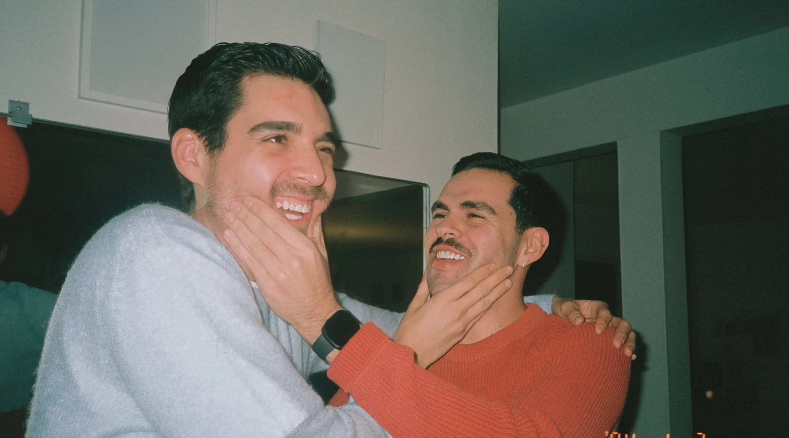 Deux hommes en train de rire