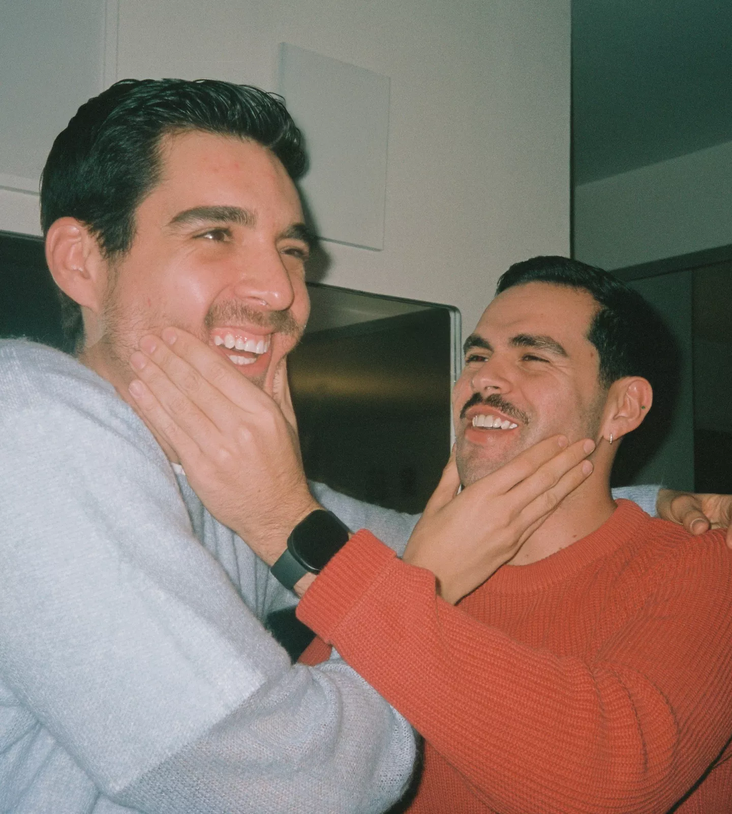 Deux hommes en train de rire