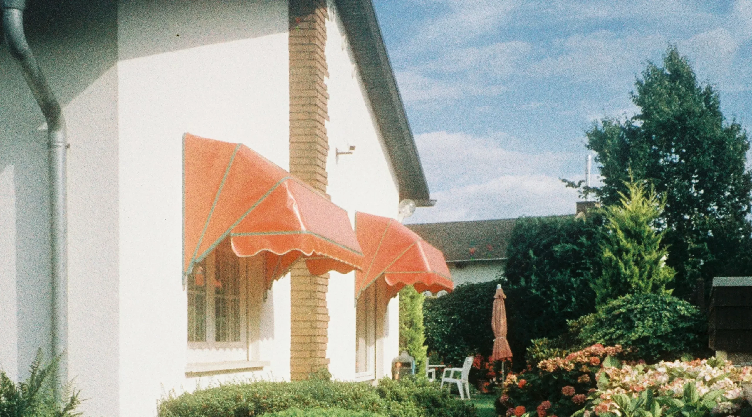 Maison ancienne et jardin arboré