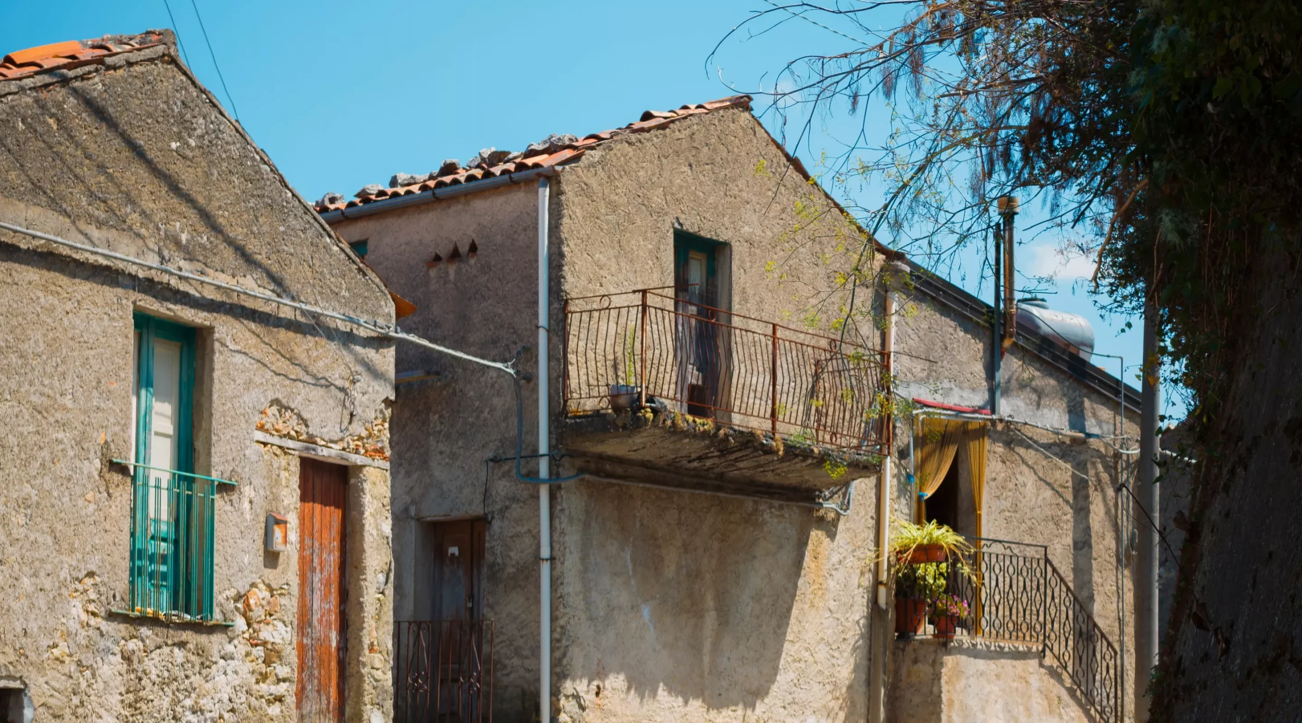 Maisons dans la rue déserte d