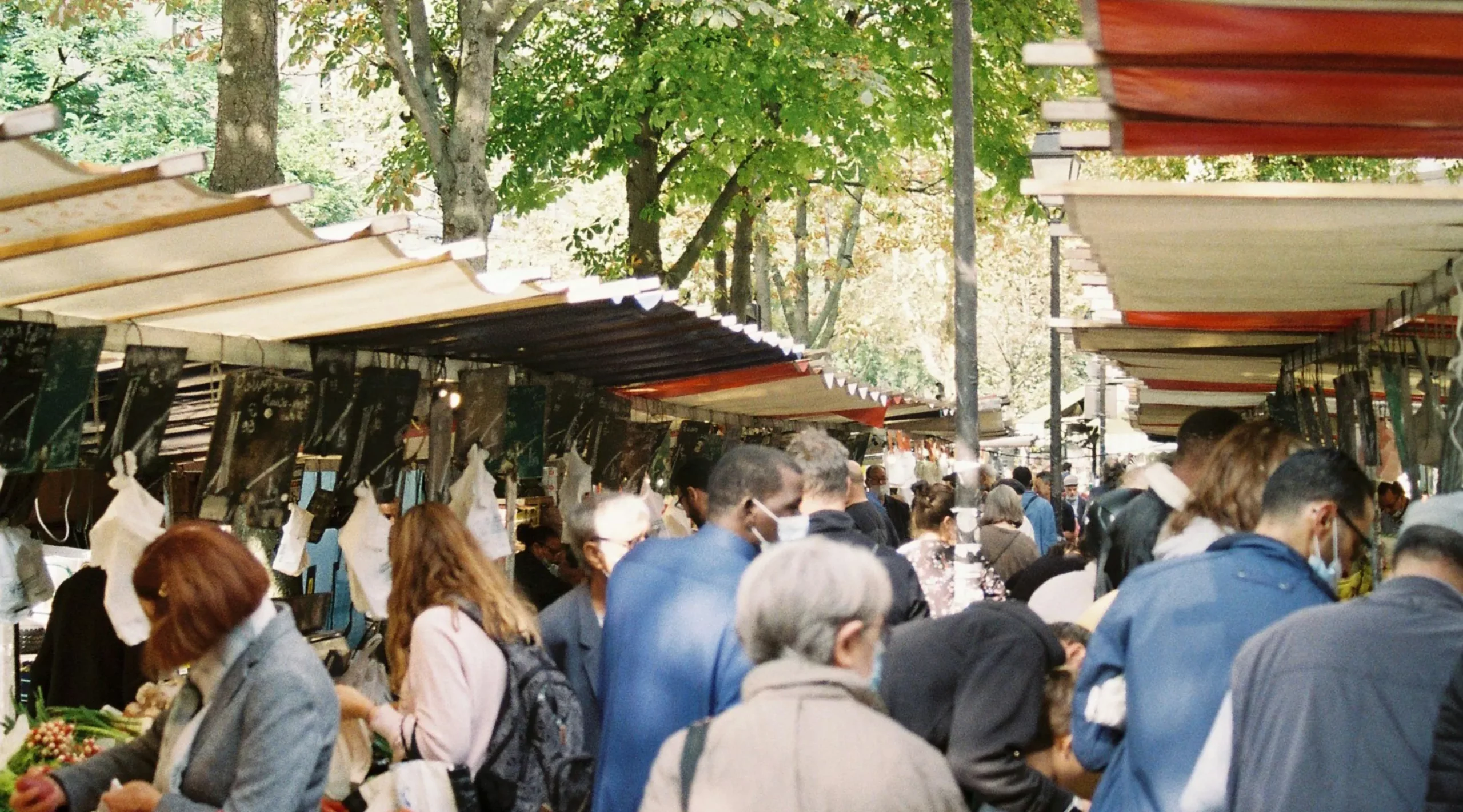 Scène de marché dans une ville française