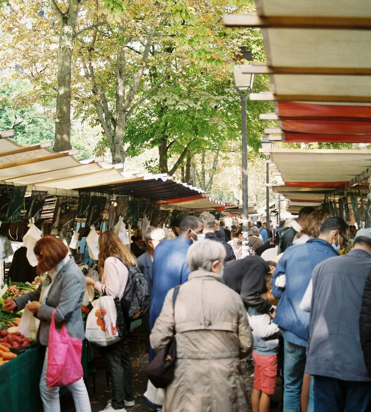 Scène de marché dans une ville française
