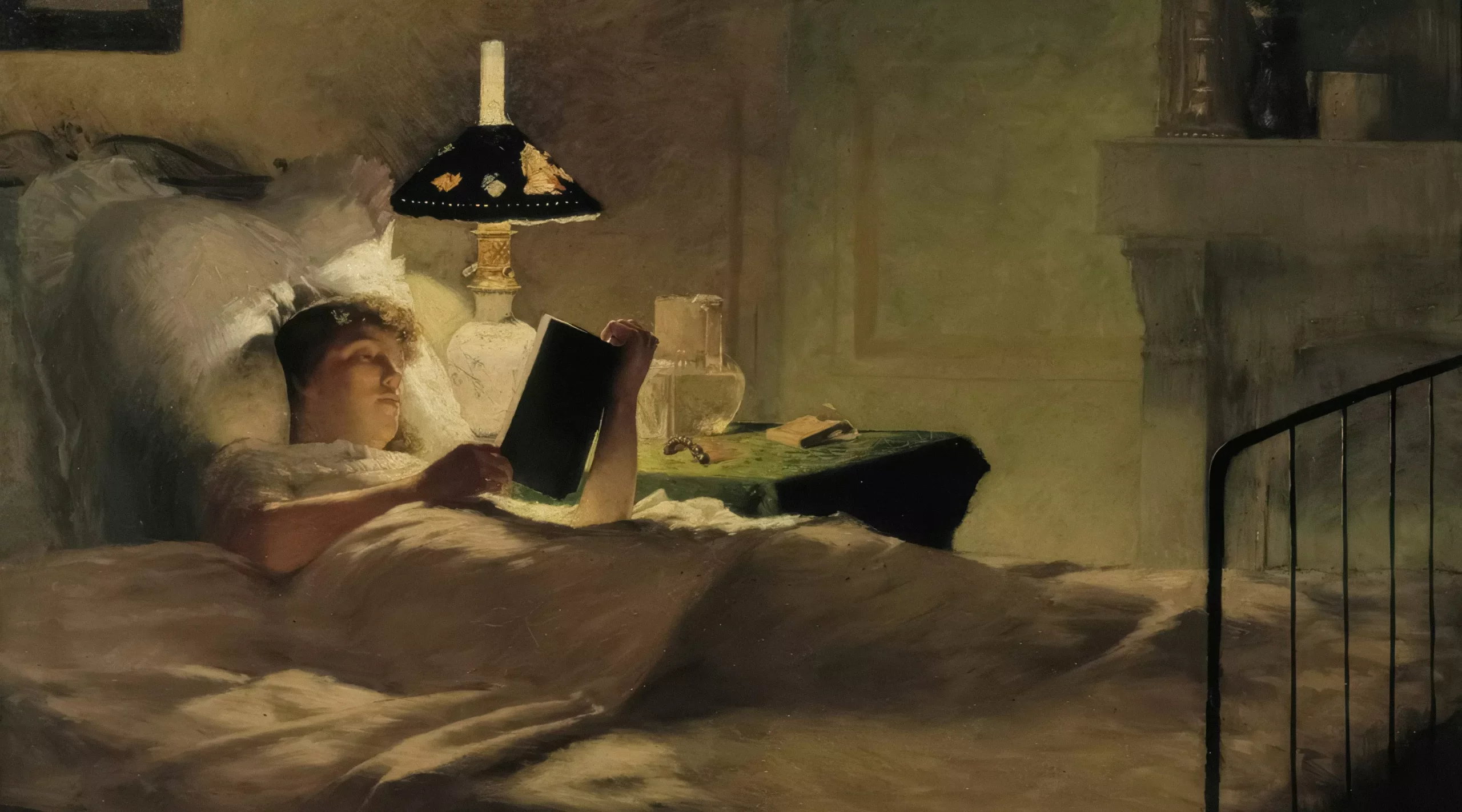 Femme allongée lisant dans un lit