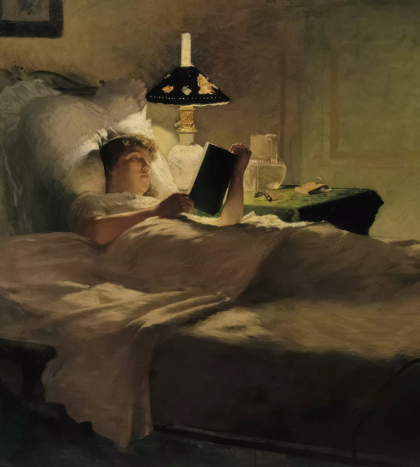 Femme allongée lisant dans un lit