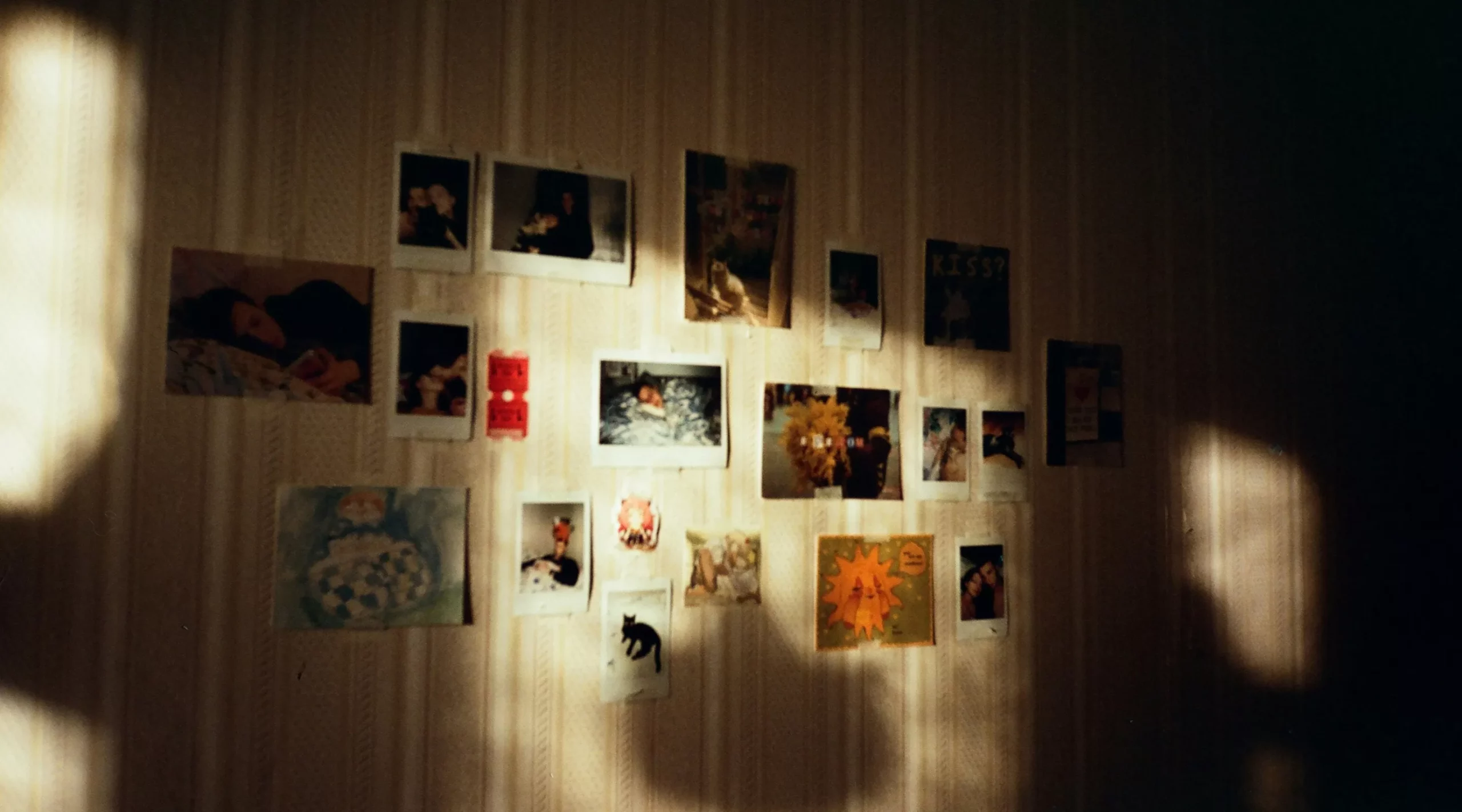 Photos collées sur le mur d