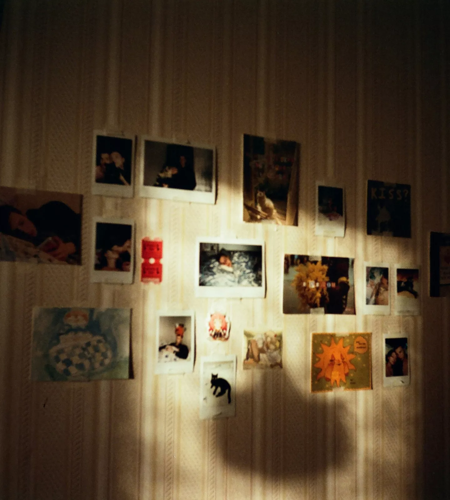 Photos collées sur le mur d