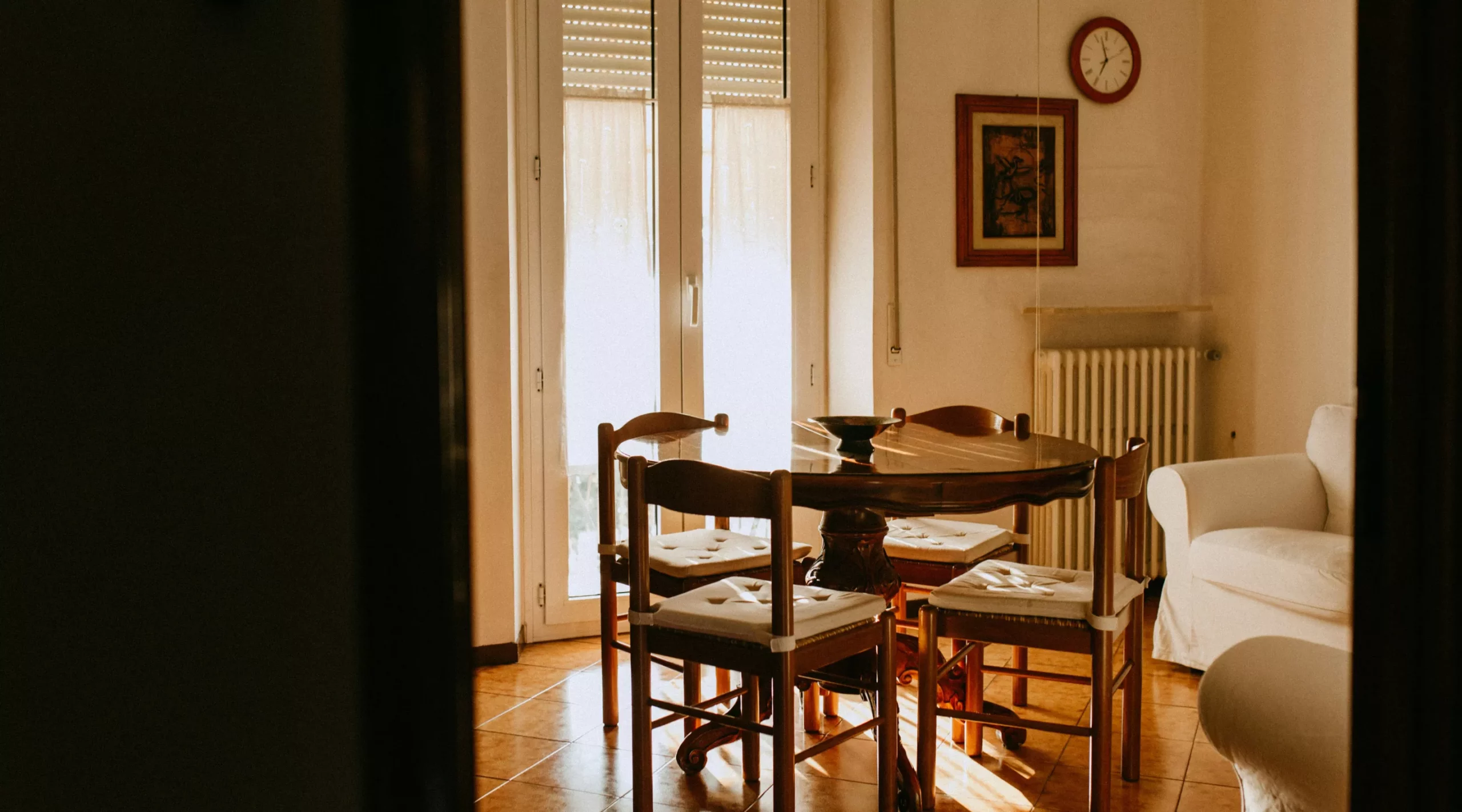 Table de salle à manger, volets à demi-fermés