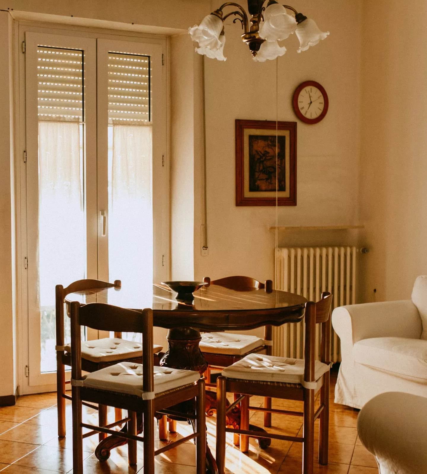 Table de salle à manger, volets à demi-fermés