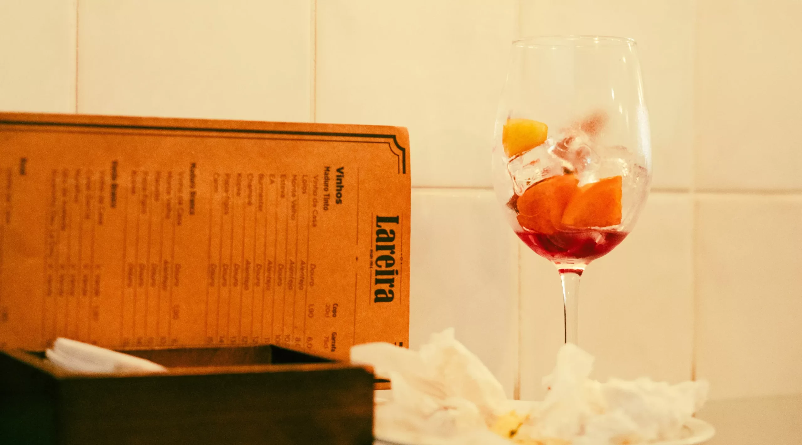 Verre de spritz posé sur le bar d