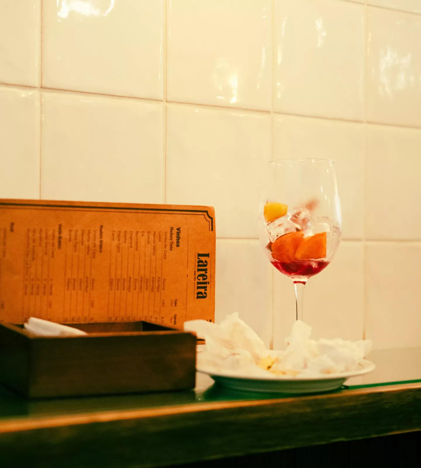 Verre de spritz posé sur le bar d