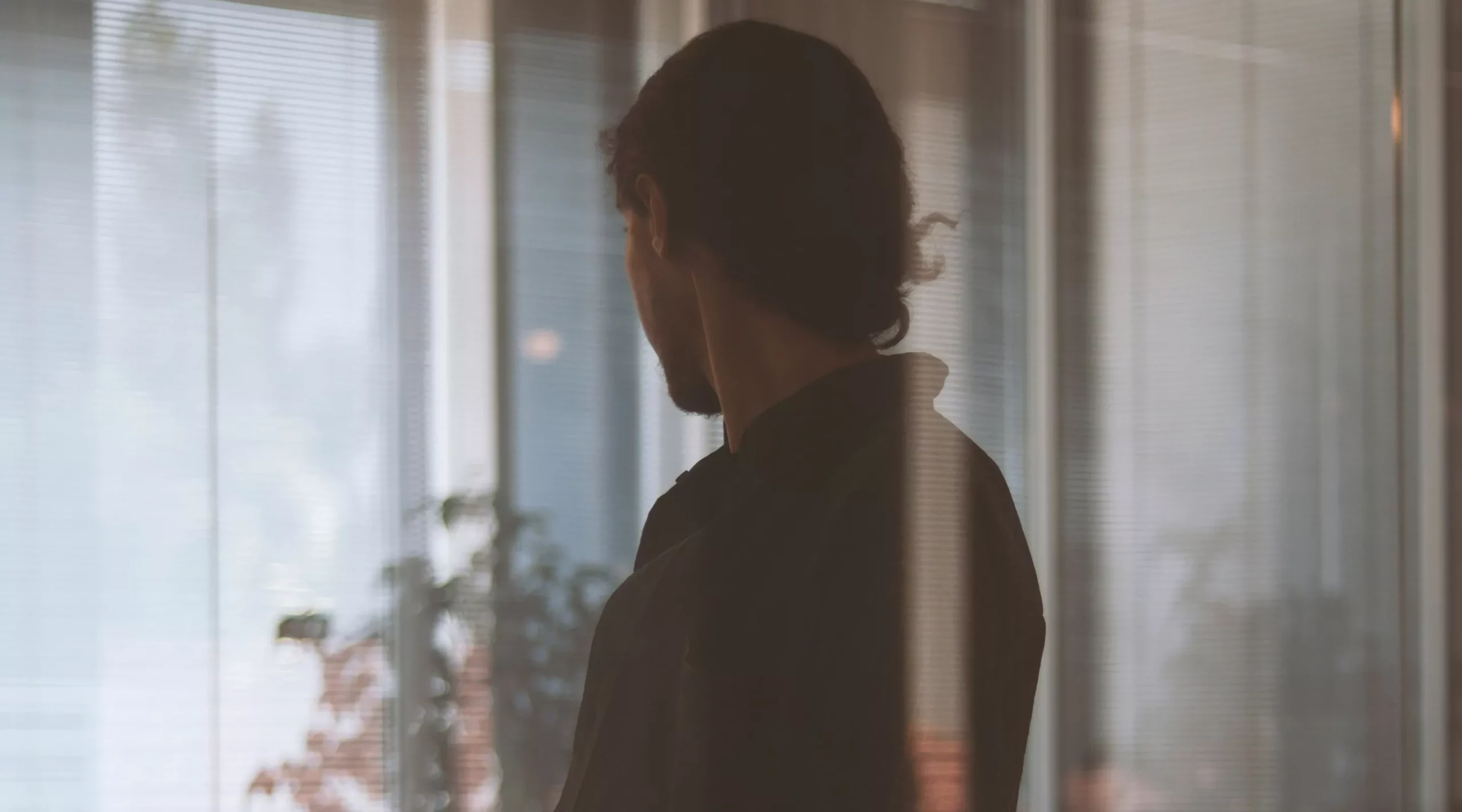 homme de dos dans un bureau
