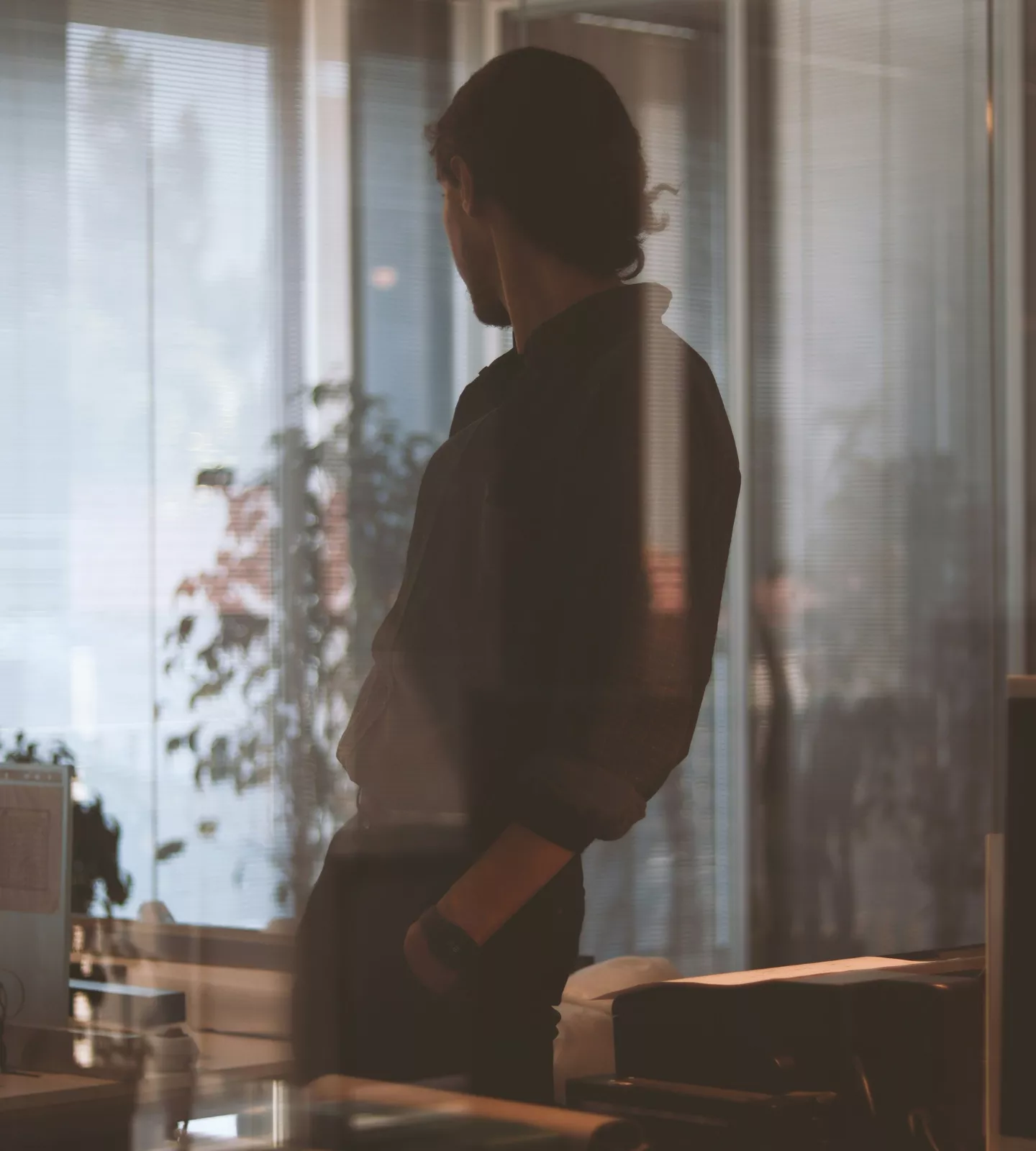 homme de dos dans un bureau
